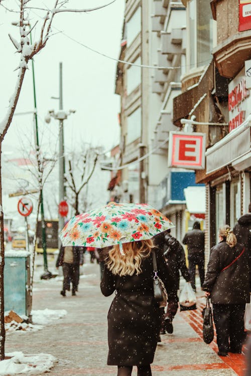 Darmowe zdjęcie z galerii z chodnik, chodzenie, kobieta