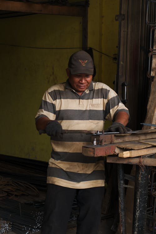 Foto profissional grátis de boné, ferramentas, garagem