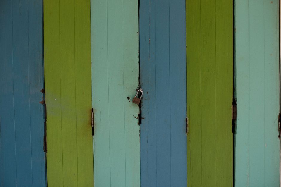 Fotomural Paneles de puerta de madera vibrantes con un candado seguro, enfatizando la seguridad y el diseño.