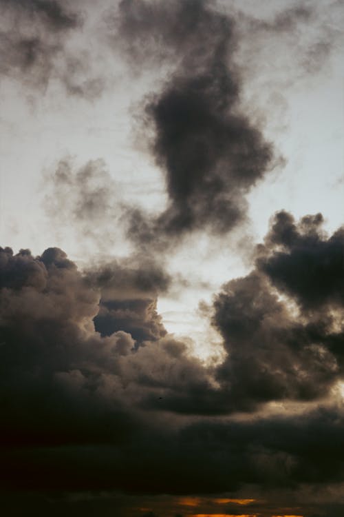 Free Gray Clouds in Dramatic Sky Stock Photo