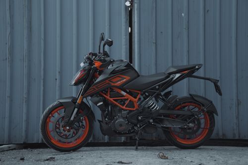 Free Close-up of a stylish motorcycle parked in an industrial setting, ideal for auto enthusiasts. Stock Photo