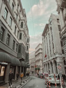 Modern ve düzenli bir kurumsal arşiv odası