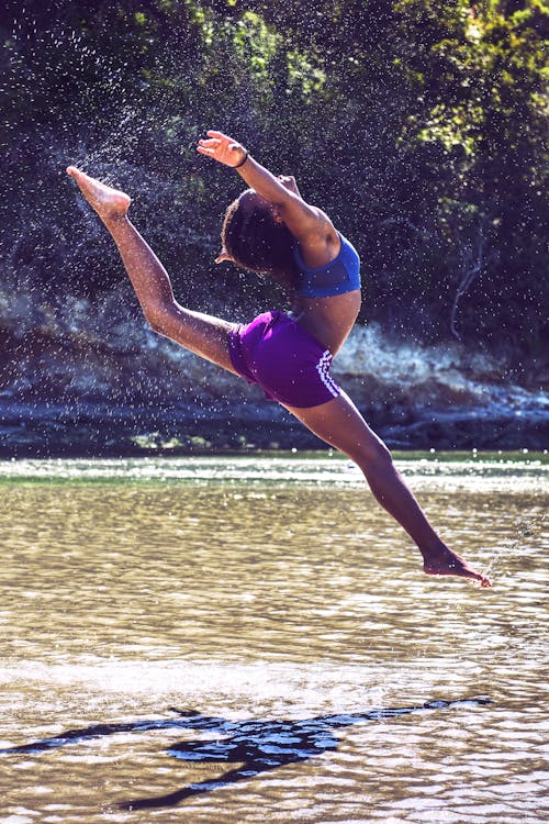 무료 물 몸에 여자 점프 스톡 사진