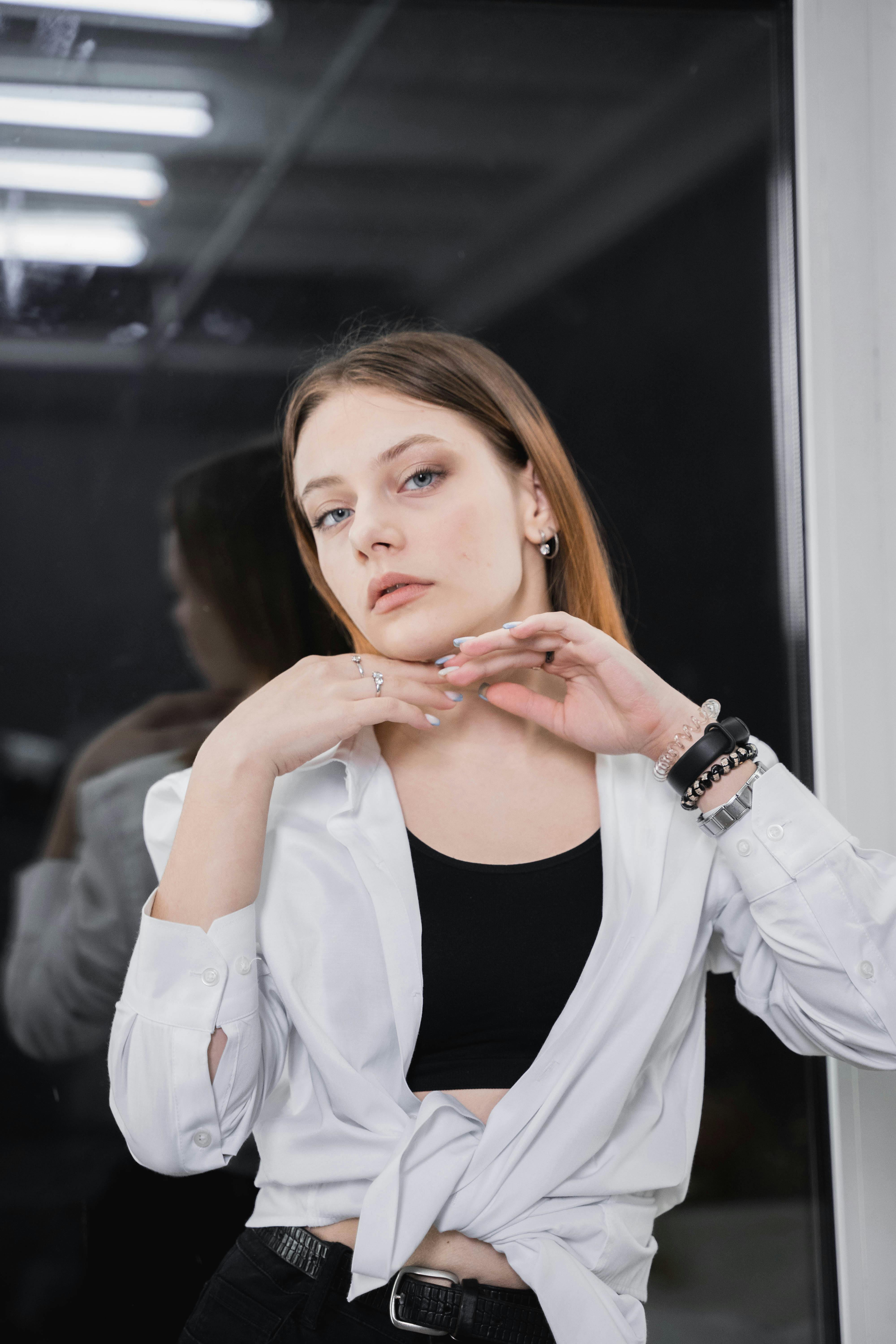 Ilmainen kuvapankkikuva tunnisteilla # sisätiloissa, asento, asu Kuvapankkikuva