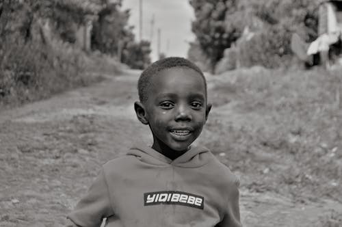 Fotobanka s bezplatnými fotkami na tému africký chlapec, chlapec, čierna a biela