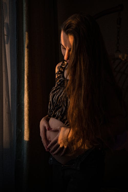 Бесплатное стоковое фото с беременная, вертикальный выстрел, волос