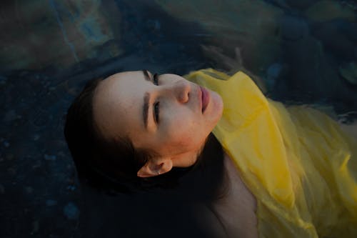 Бесплатное стоковое фото с вода, желтый, женщина