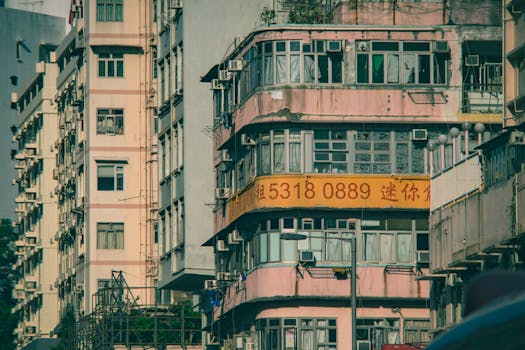 特写镜头下的城市公寓楼，展现了独特的建筑细节与鲜艳的色彩