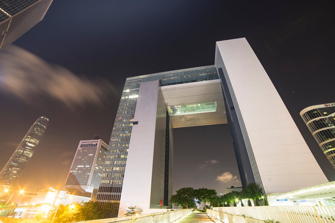 Fotografia De Baixo ângulo De Um Edifício Alto