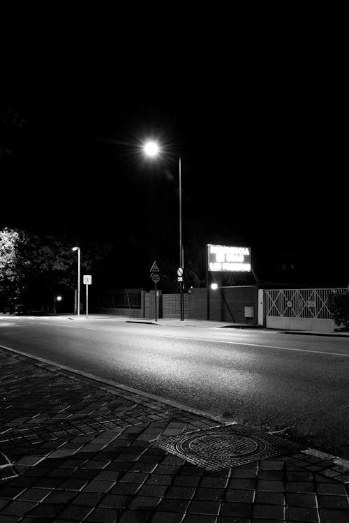 Darmowe zdjęcie z galerii z czarno-biały, droga, noc