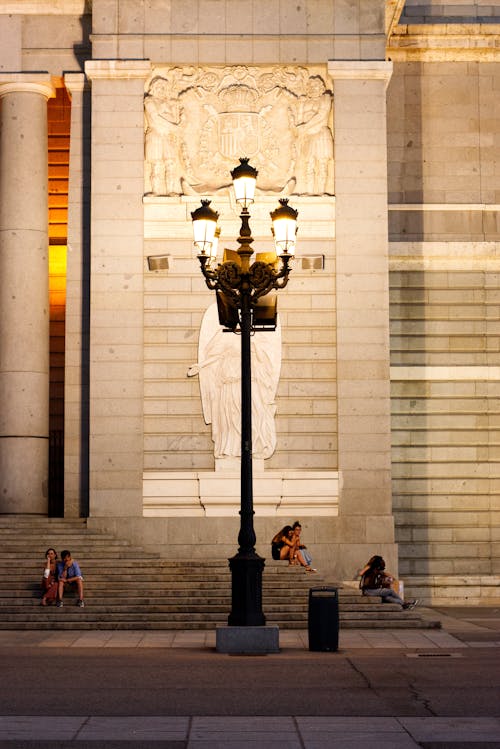 Darmowe zdjęcie z galerii z budynek betonowy, lampy uliczne, światła uliczne
