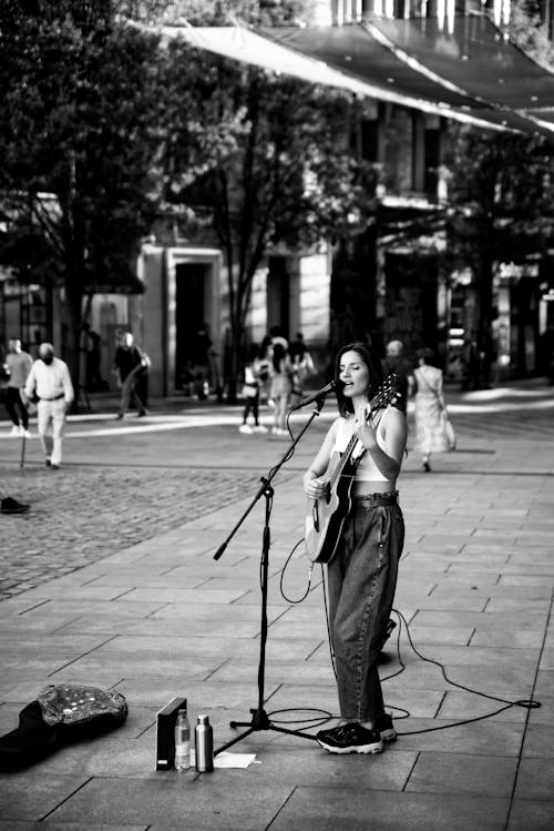 Foto profissional grátis de calçada, calçadas, cantando