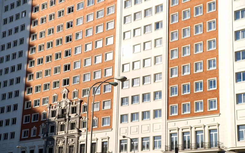 fachada clásica de edificio residencial