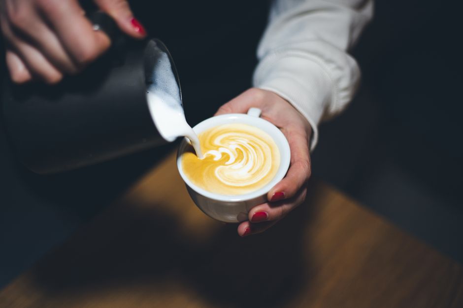 latte, espresso ve süt karışımından oluşan bir kahve içeceğidir. genellikle üzerine süt köpüğü eklenerek servis edilir. kahvenin yoğunluğunu dengelerken, süt sayesinde kremsi ve yumuşak bir tat sunar. latte, kahveseverlerin en çok tercih ettiği içeceklerden biridir. ayrıca, farklı aromalar ekleyerek çeşitlendirmek de mümkündür. ile ilgili görsel