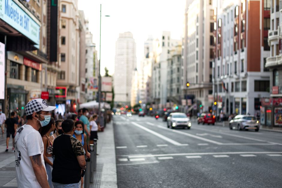 Vista de la calle de personas y tráfico en la Gran Vía, Madrid, durante la tarde.