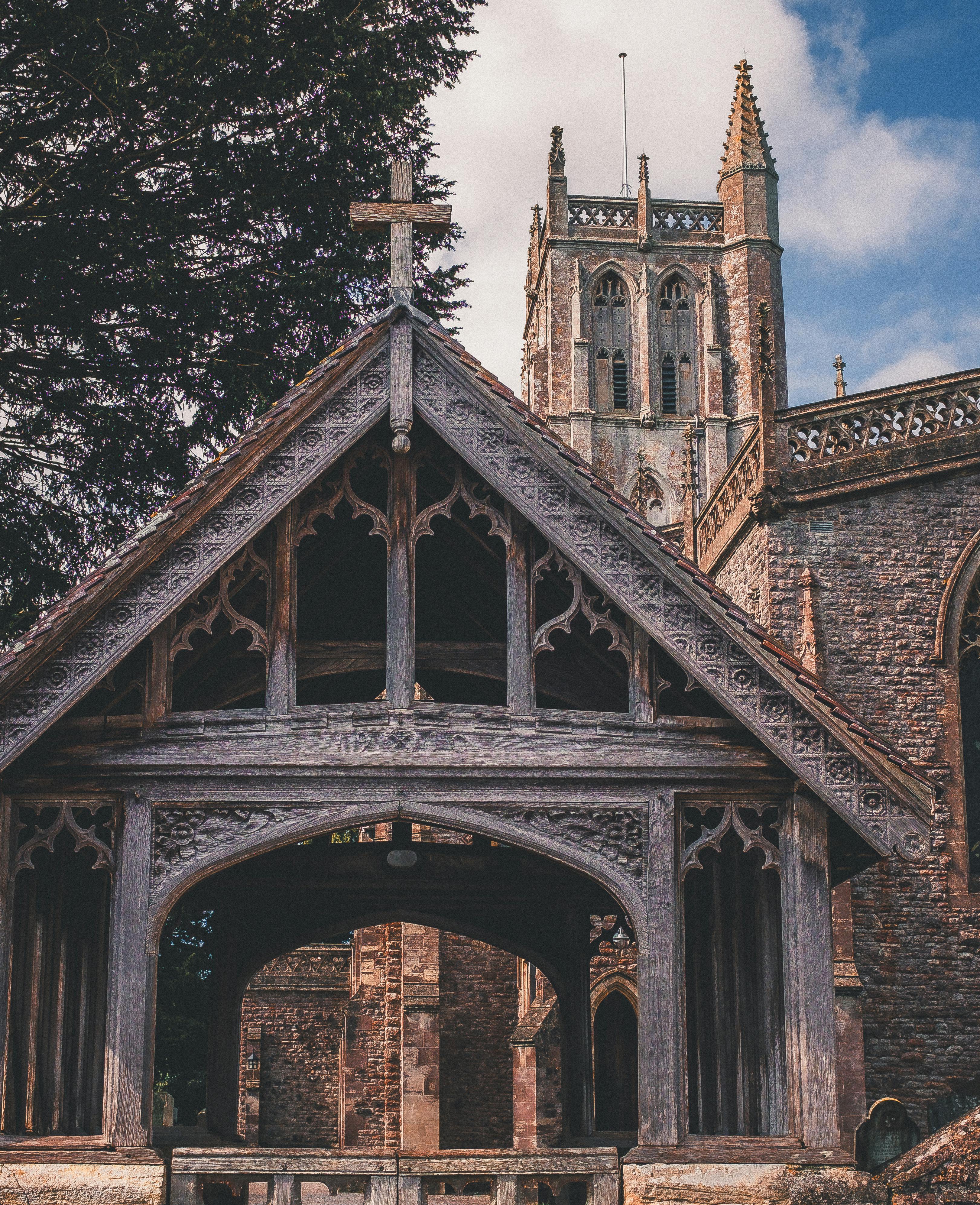 一座美丽的哥特式教堂矗立在蓝天下，其突出的塔楼展示了令人惊叹的建筑