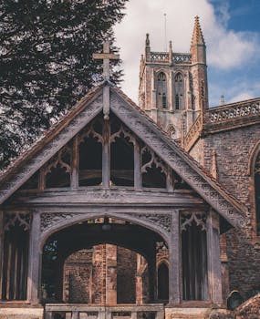 一座美丽的哥特式教堂矗立在蓝天下，其突出的塔楼展示了令人惊叹的建筑