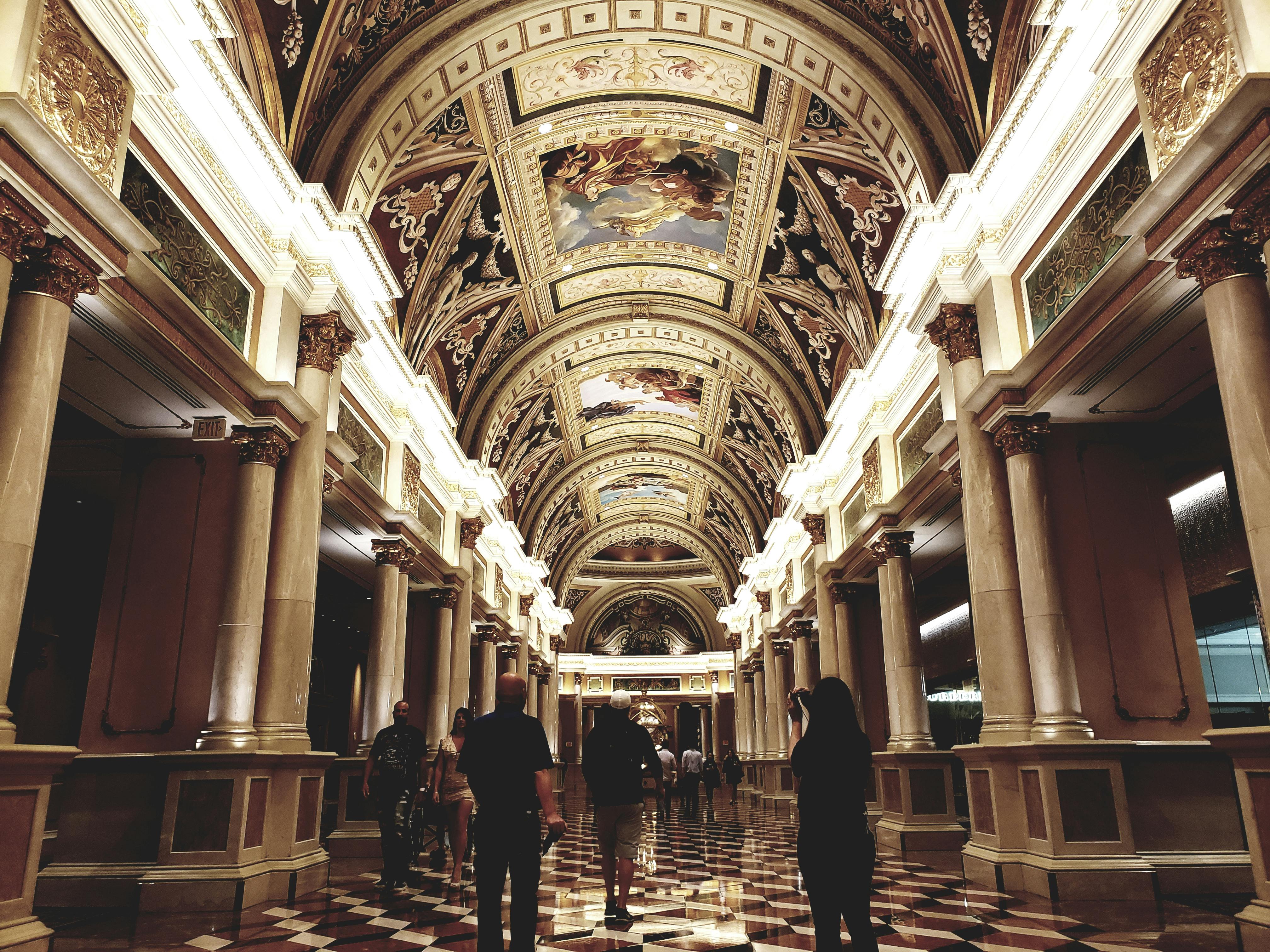 室内走廊豪华典雅，拱形天花板与复杂设计相映成趣，尽显建筑优雅本质