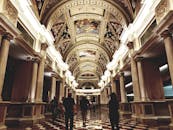 室内走廊豪华典雅，拱形天花板与复杂设计相映成趣，尽显建筑优雅本质