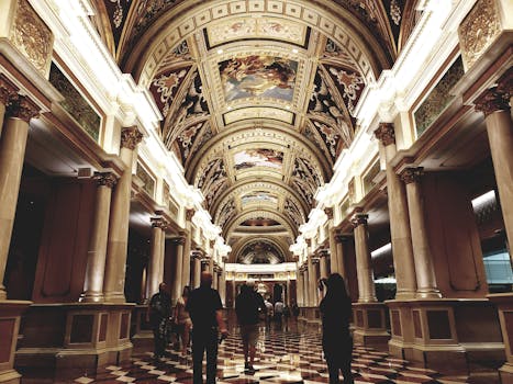 室内走廊豪华典雅，拱形天花板与复杂设计相映成趣，尽显建筑优雅本质