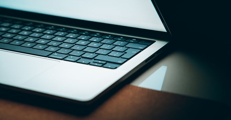 Comment faire les guillemets français « » au clavier ?