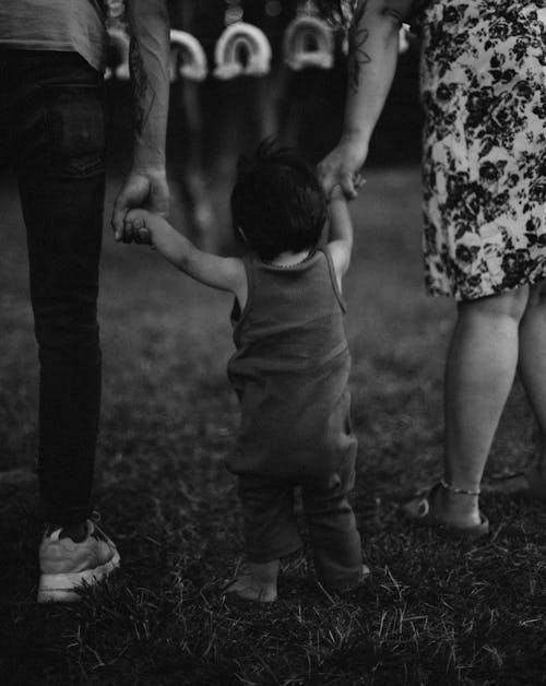 Fotos de stock gratuitas de blanco y negro, chaval, cogidos de la mano