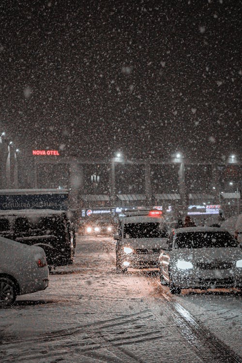 Gratis stockfoto met auto's, gebouwen, sneeuw