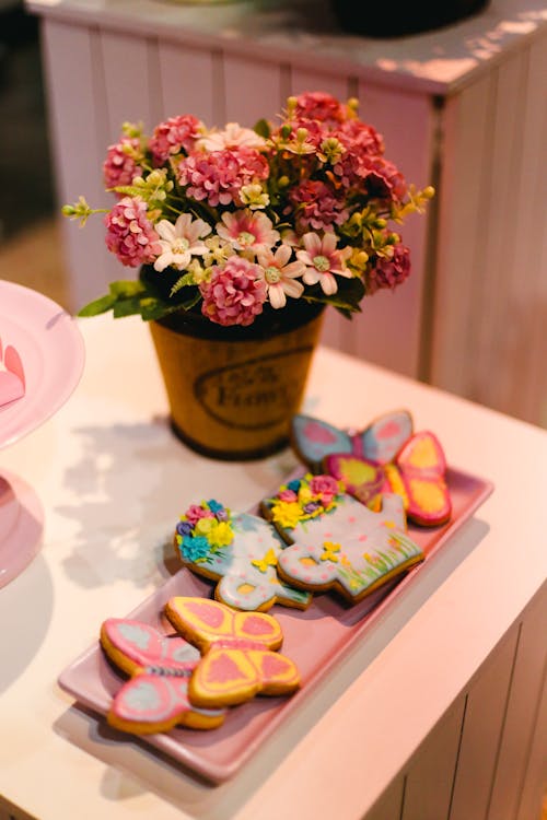 Ücretsiz bisküviler, buket, Çiçekler içeren Ücretsiz stok fotoğraf Stok Fotoğraflar