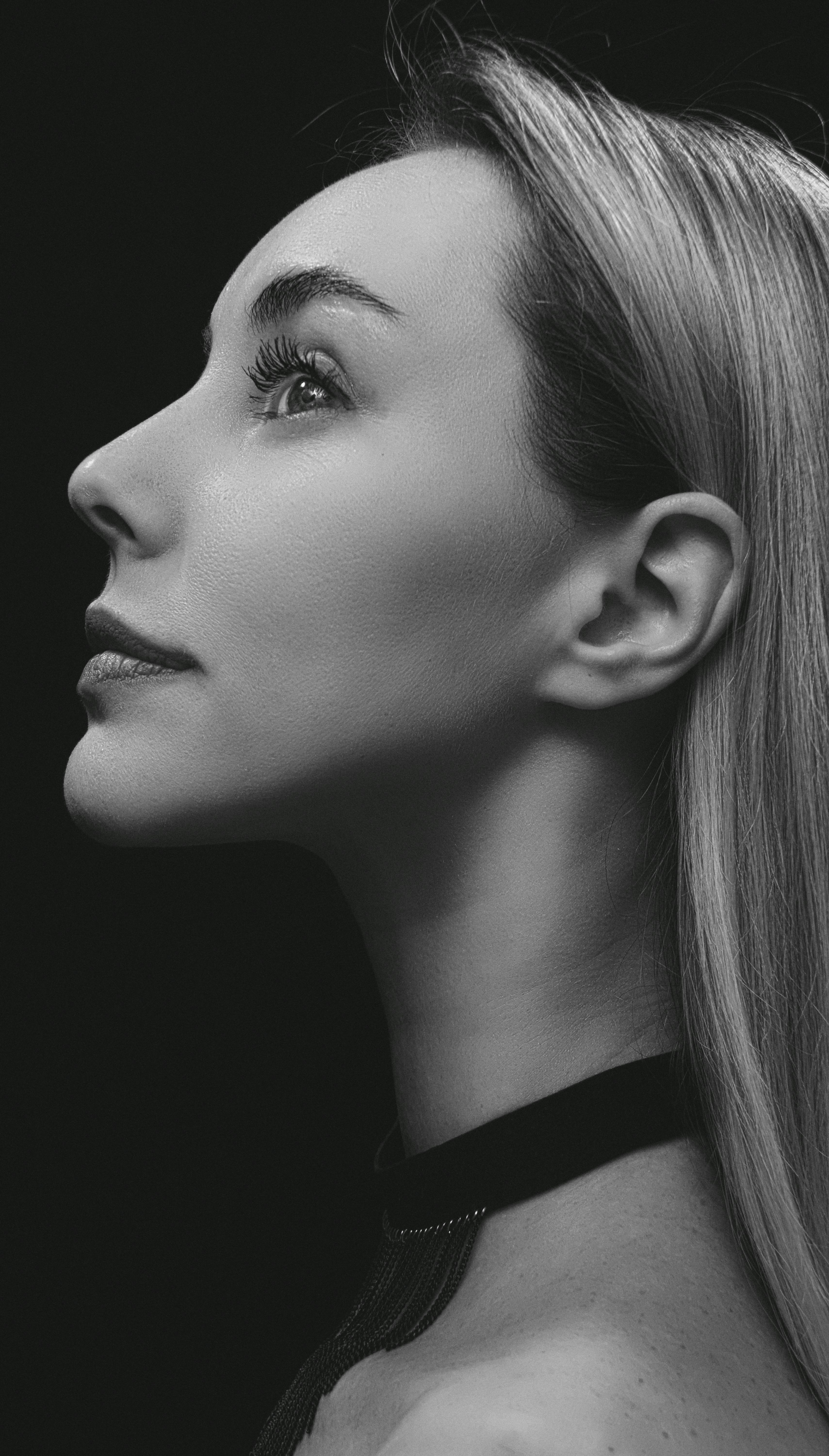 Black and white portrait of a woman in profile showing elegance and poise.