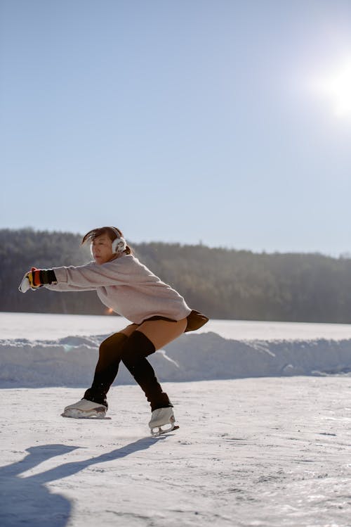 Ücretsiz artistik patinajcı, Asyalı kadın, buz içeren Ücretsiz stok fotoğraf Stok Fotoğraflar