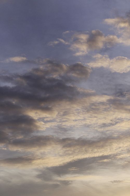 Free A captivating mix of dark and light clouds in a dynamic sky, perfect for weather-related themes. Stock Photo