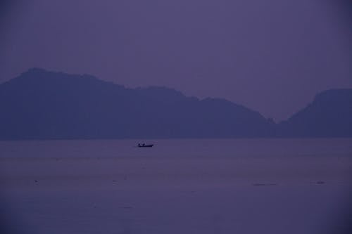 Foto profissional grátis de água, barco, costa