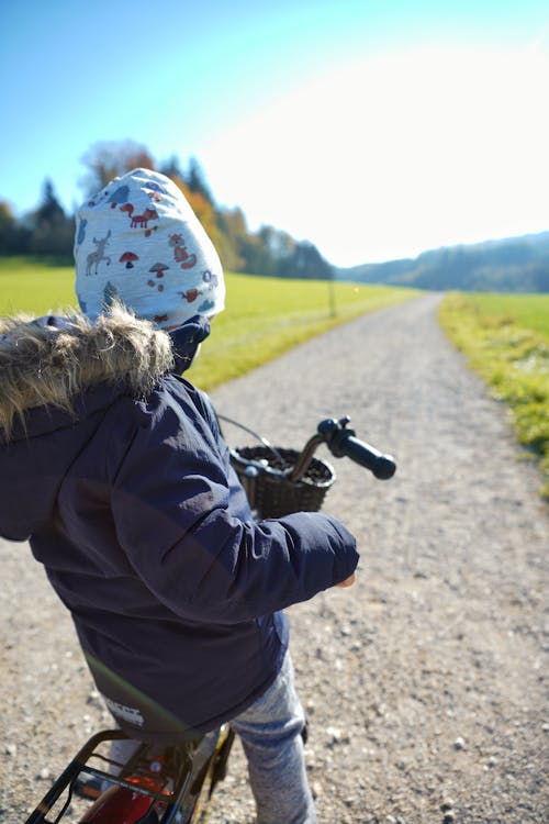 Foto profissional grátis de bicicleta infantil, casaco, chapéu