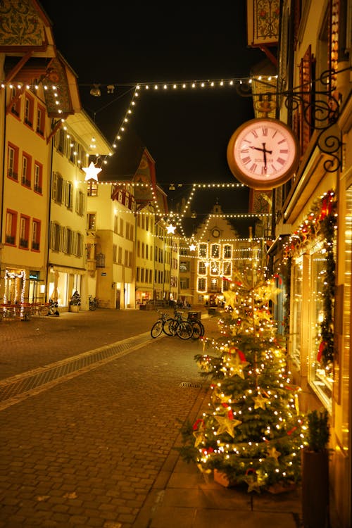 Fotos de stock gratuitas de adornos de navidad, árbol de Navidad, arquitectura