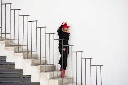 Безкоштовне стокове фото на тему «жінка, кроки, мода»