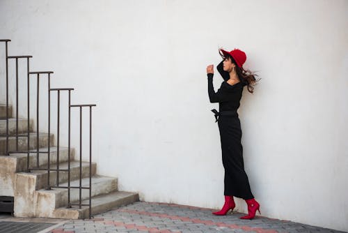 검정 드레스, 모델, 빨간 모자의 무료 스톡 사진
