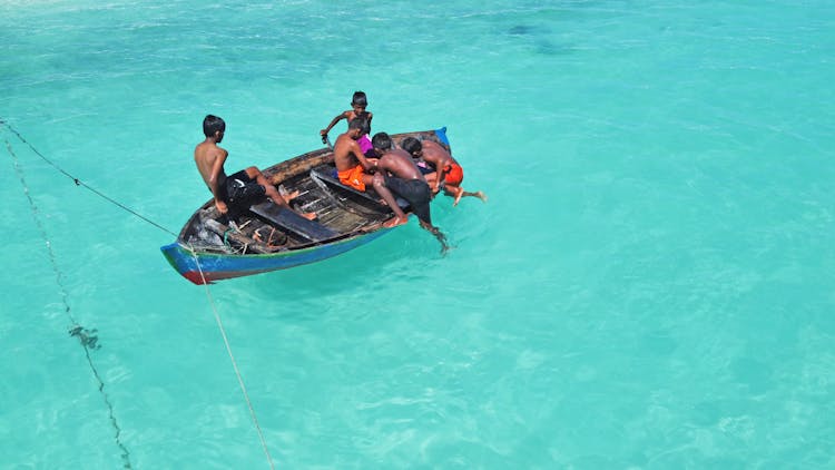 Kids On A Boat 