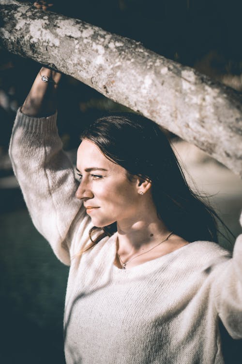 Gratis lagerfoto af dybde, holde, kvinde