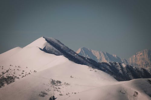 Foto d'estoc gratuïta de fons de pantalla, muntanya nevada, muntanyes