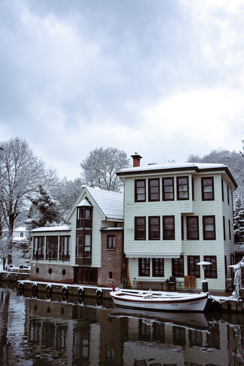 Gratis stockfoto met architectuur, bomen, boot