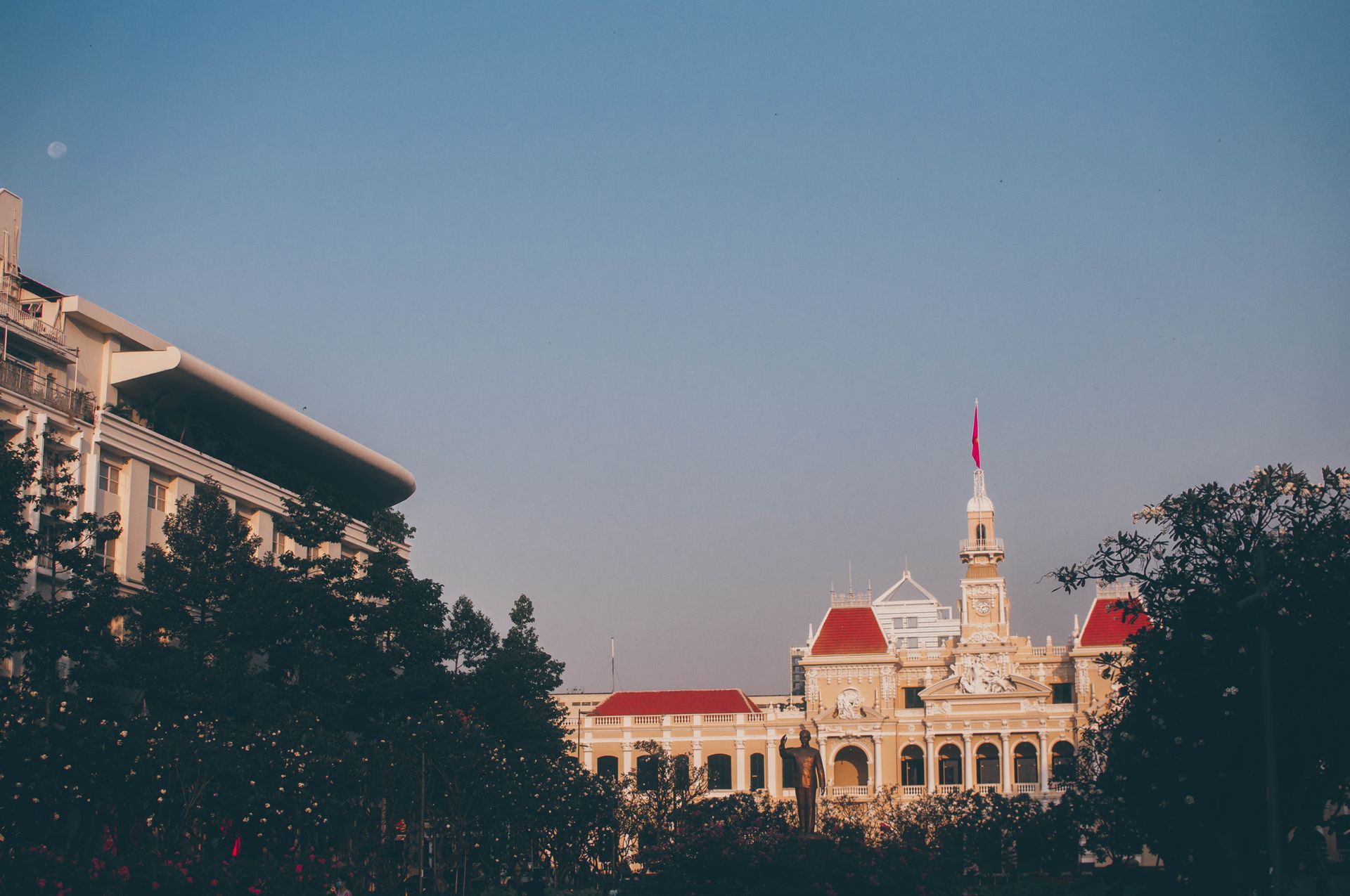 Elegant cityscape of the Ho Chi Minh City People's Committee Building at dusk.