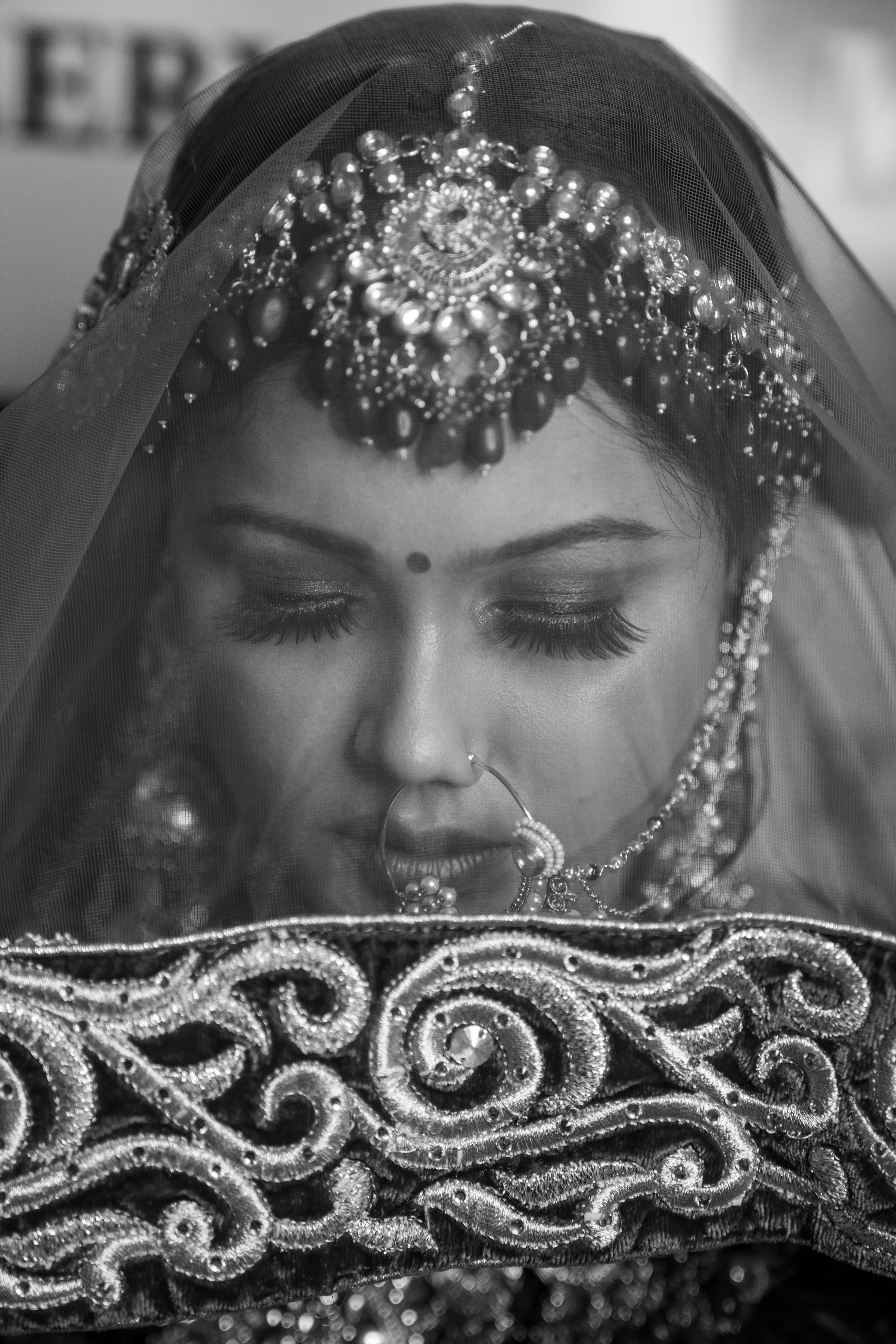 Bride Wearing a Veil in Black and White · Free Stock Photo