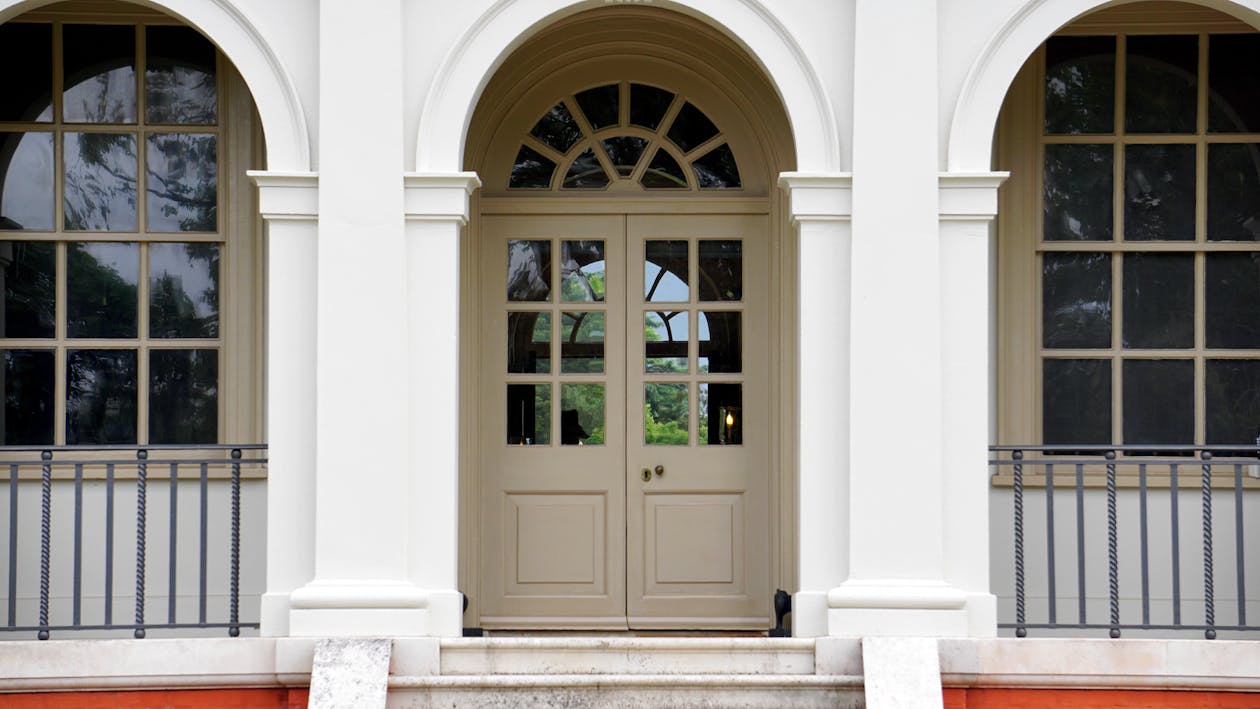 бесплатная Закрытая серая деревянная дверь Стоковое фото