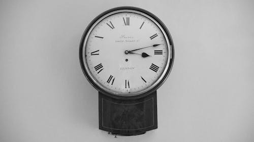 бесплатная Круглые черные аналоговые часы Стоковое фото