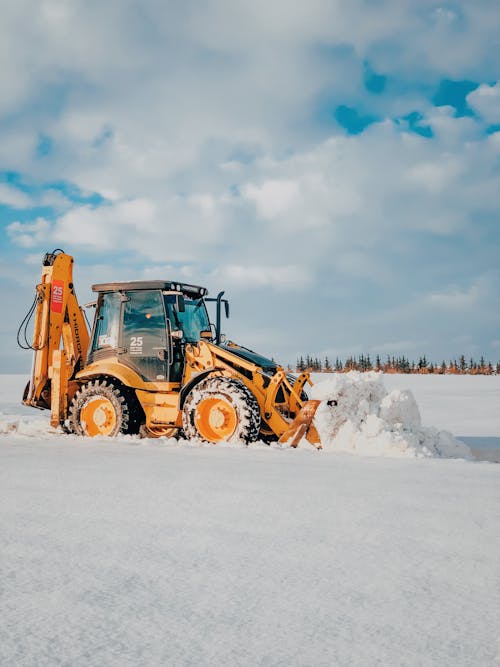 Kostenloses Stock Foto zu blauer himmel, bulldozer, schnee bedeckt