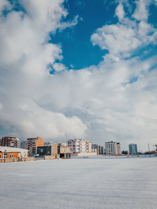 Безкоштовне стокове фото на тему «білі хмари, блакитне небо, будівлі»