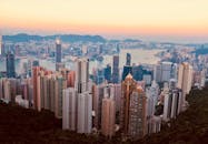 日落时分，九龙的天际线令人叹为观止，摩天大楼与海港交相辉映，展现出香港的城市美景