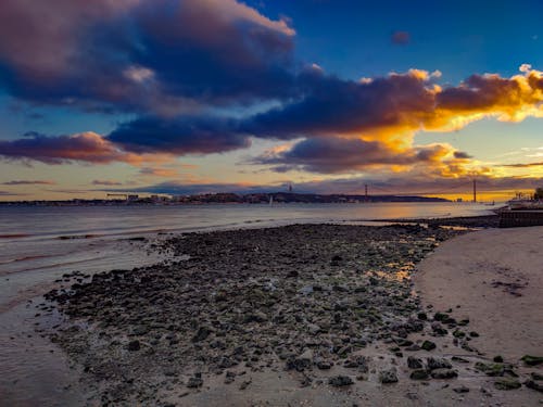 бесплатная Бесплатное стоковое фото с вода, волны, живописное небо Стоковое фото