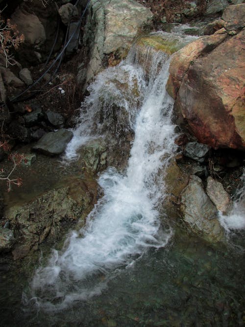Бесплатное стоковое фото с вертикальный выстрел, водопад, каскадные