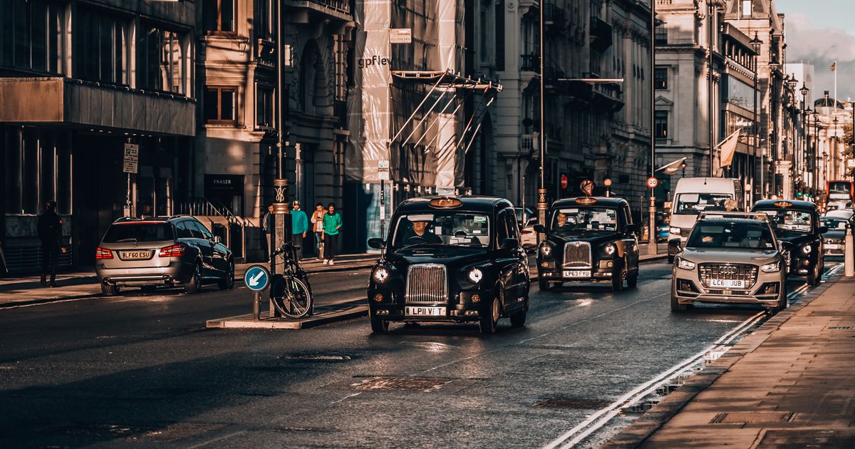 recommended no win no fee solicitors How to Choose No Win No Fee Solicitors for Your Injury Claim — How to Choose No Win No Fee Solicitors for Your Injury Claim — Urban street scene in London featuring classic black c…